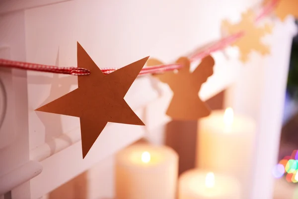 Christmas garland near fireplace — Stock Photo, Image