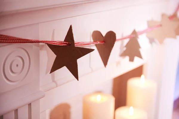 Christmas garland near fireplace — Stock Photo, Image