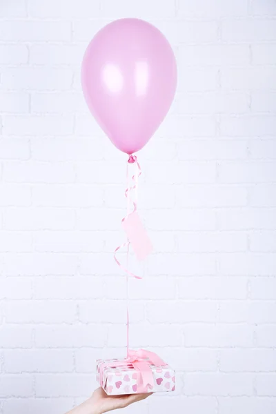 Hand holding balloon — Stock Photo, Image