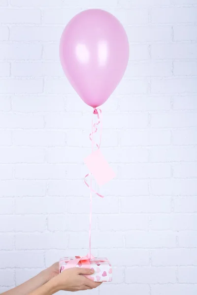 Hand holding balloon — Stock Photo, Image