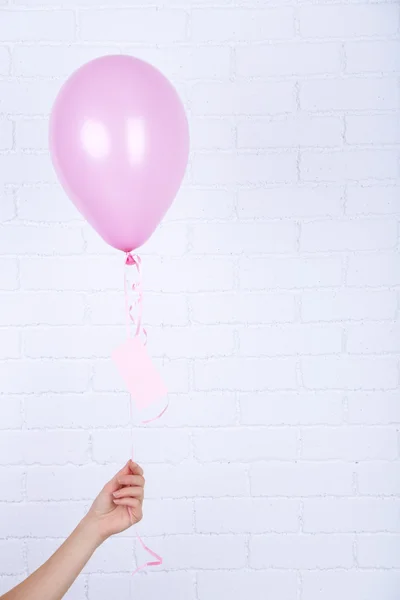 Mano sosteniendo globo — Foto de Stock