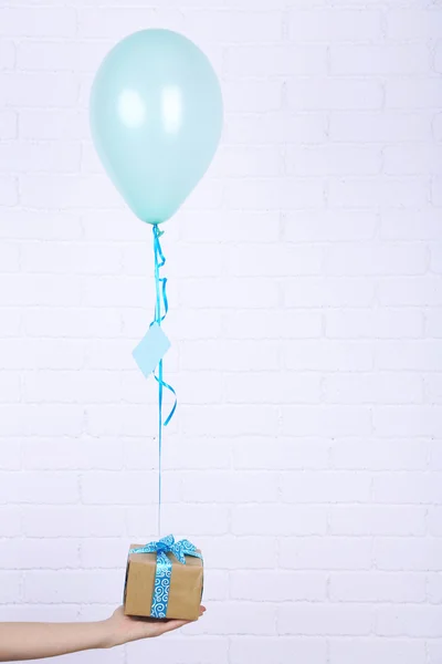 Hand holding ballon — Stockfoto