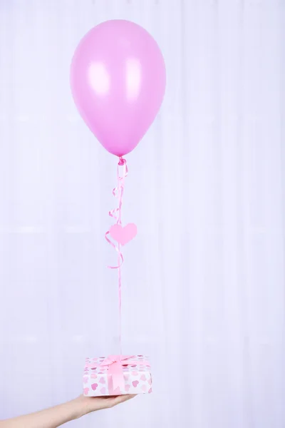 Handhaltender Luftballon — Stockfoto