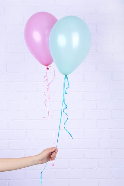 Hand innehav ballonger — Stockfoto