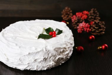 Ahşap masa arka plan üzerinde Noel kek