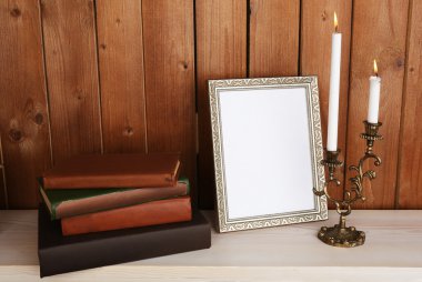 İle mumlar ve ahşap yüzey ve ahşap duvar zemin üzerine kitaplar