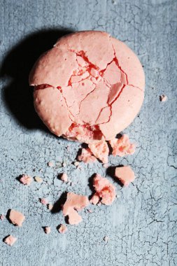 Eski ahşap zemin üzerine parlak lezzetli kırık acıbadem kurabiyesi pasta