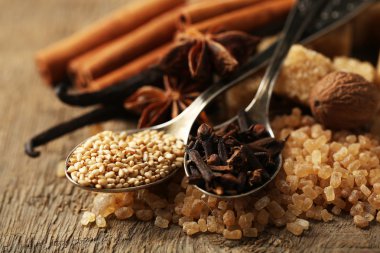 Noel baharat ve çul arka plan üzerinde fırın malzemeleri