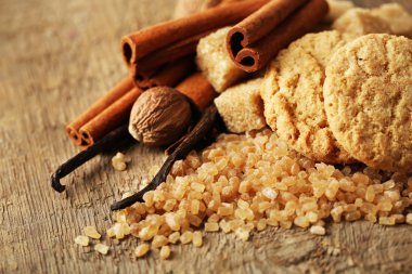 Noel baharat ve ahşap arka plan üzerinde fırın malzemeleri