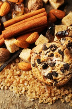 Noel baharat ve ahşap arka plan üzerinde fırın malzemeleri