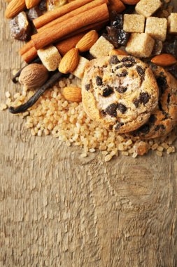 Noel baharat ve ahşap arka plan üzerinde fırın malzemeleri