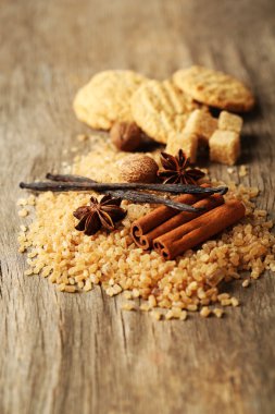 Noel baharat ve ahşap arka plan üzerinde fırın malzemeleri