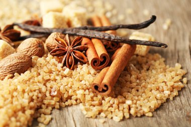 Noel baharat ve ahşap arka plan üzerinde fırın malzemeleri