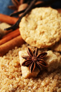 Noel baharat ve ahşap arka plan üzerinde fırın malzemeleri