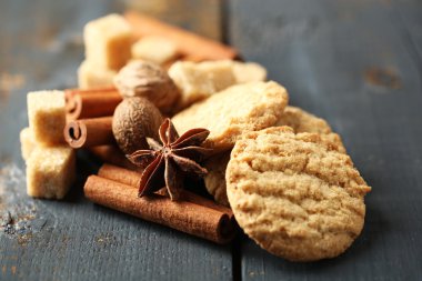 Noel baharat ve pişirme malzemelerin renk ahşap arka plan üzerine