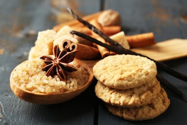 Noel baharat ve pişirme malzemelerin renk ahşap arka plan üzerine