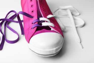 Ayakkabı bağı, yakın çekim bağlama işlemi 