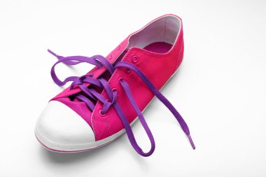 Beyaz izole ayakkabı bağı, bağlama işlemi