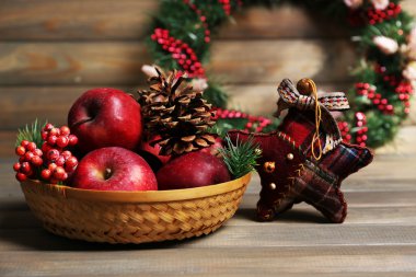 ahşap masa üstünde Noel elma
