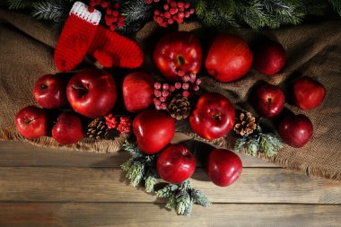 ahşap masa üstünde Noel elma