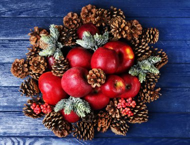 ahşap masa üstünde Noel elma