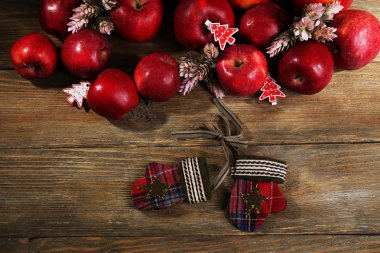 ahşap masa üstünde Noel elma