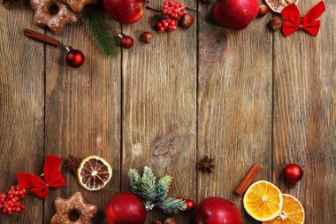 Elma ve ahşap masa çerezleri Noel çerçeve