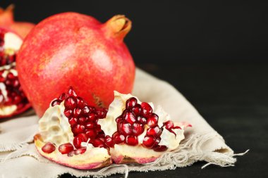 Koyu arka plan üzerinde sulu olgun nar