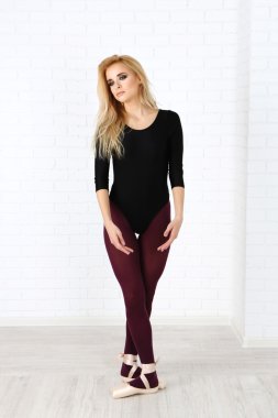 Güzel genç balerin duvar arka plan üzerinde