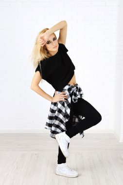 Duvar arka plan üzerinde hip hop dansçı