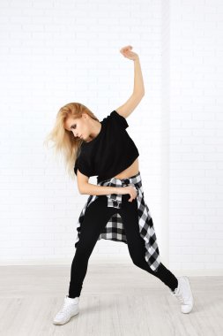 Duvar arka plan üzerinde hip hop dansçı