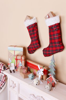 El yapımı yılbaşı hediyeleri ve süslemeleri üzerinde odasında şömine