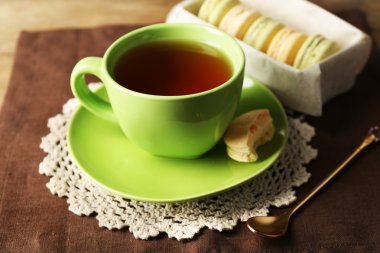 Ahşap arka plan üzerinde renkli macarons ile çay