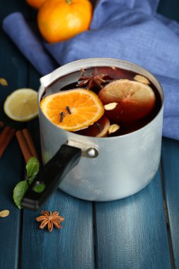 Ahşap masa lezzetli mulled şarap eski metal tava