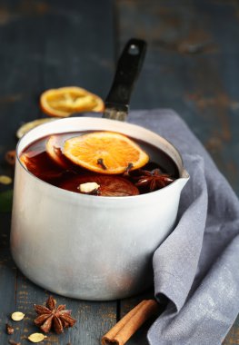 Ahşap masa lezzetli mulled şarap eski metal tava