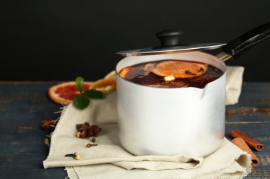 Ahşap masa lezzetli mulled şarap eski metal tava