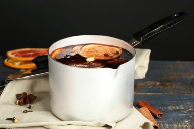 Ahşap masa lezzetli mulled şarap eski metal tava