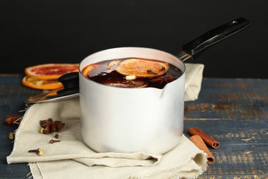 Ahşap masa lezzetli mulled şarap eski metal tava