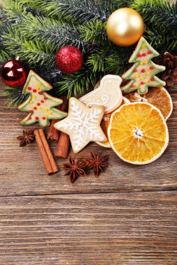 Gingerbread çerezleri dilimleri ile