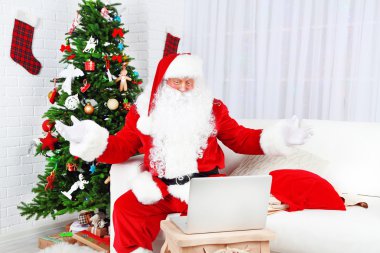 Noel Baba bilgisayar kullanarak