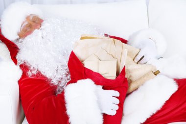 Noel Baba Noel ağacının yanında evde uyuyor