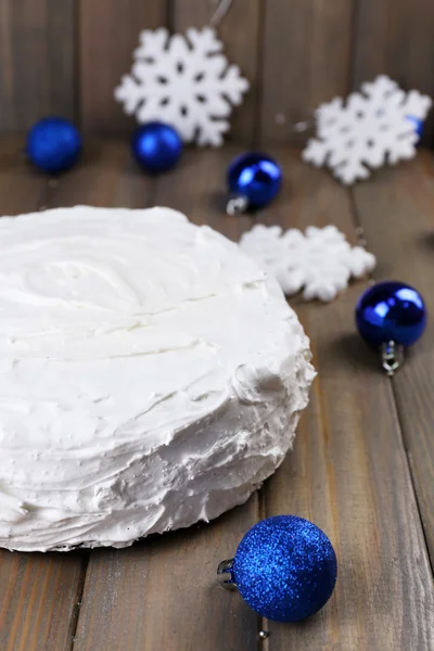 Gâteau de Noël sur fond de table en bois — Photo