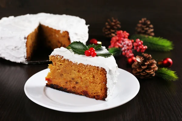 Rebanada de crema cubierta de pastel con decoración de Navidad sobre fondo de mesa de madera —  Fotos de Stock