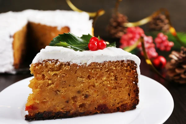 Fatia de bolo coberto de creme com decoração de Natal em fundo de mesa de madeira — Fotografia de Stock