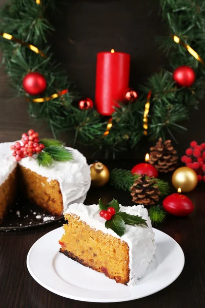 Kousek koláče něž krém s Vánoční dekorace na dřevěný stůl pozadí — Stock fotografie