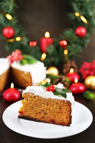 Fatia de bolo coberto de creme com decoração de Natal em fundo de mesa de madeira — Fotografia de Stock