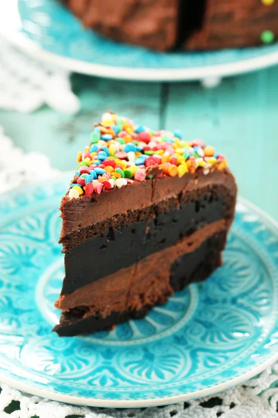 Pastel de chocolate con colorido polvo dulce en primer plano de la mesa — Foto de Stock