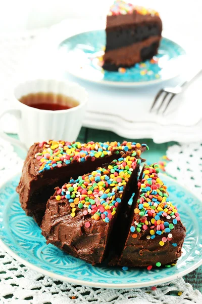 Pastel de chocolate con colorido polvo dulce en primer plano de la mesa — Foto de Stock