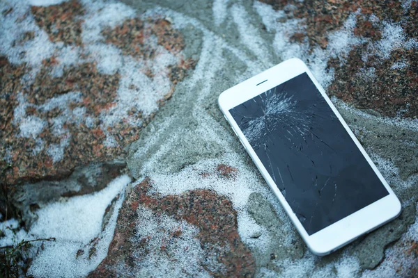 IPhone roto al aire libre — Foto de Stock