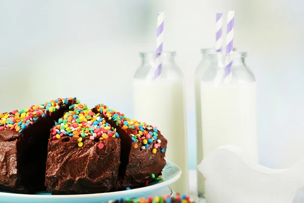 Torta al cioccolato con latte in tavola primo piano — Foto Stock